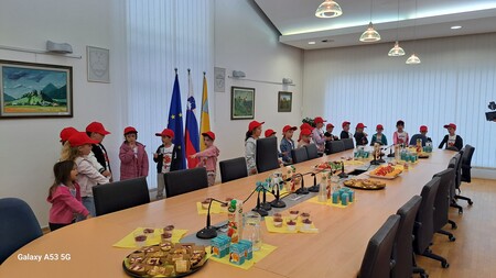 Mini maturanti obiskali Občino Dornava foto